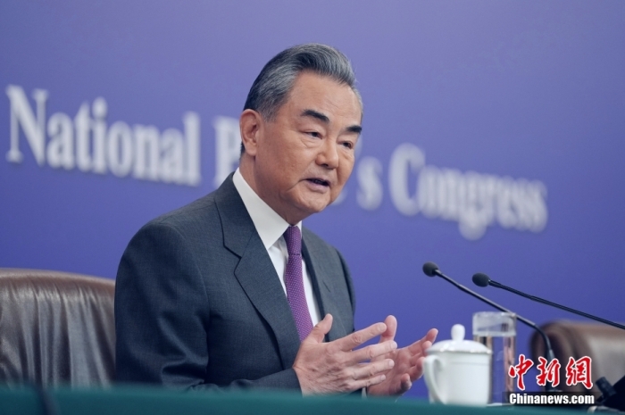 3月7日，十四屆全國人大二次會(huì)議在北京舉行記者會(huì)，中共中央政治局委員、外交部長(zhǎng)王毅就中國外交政策和對(duì)外關(guān)系相關(guān)問題回答中外記者提問。<a target='_blank' href='/'><p  align=
