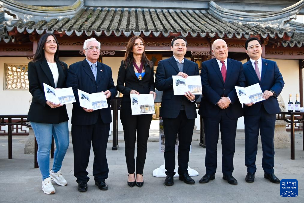 3月6日，嘉賓出席在馬耳他桑塔露琪亞市舉行的中國生肖郵票發(fā)行儀式。新華社發(fā)（喬納森·博格攝）