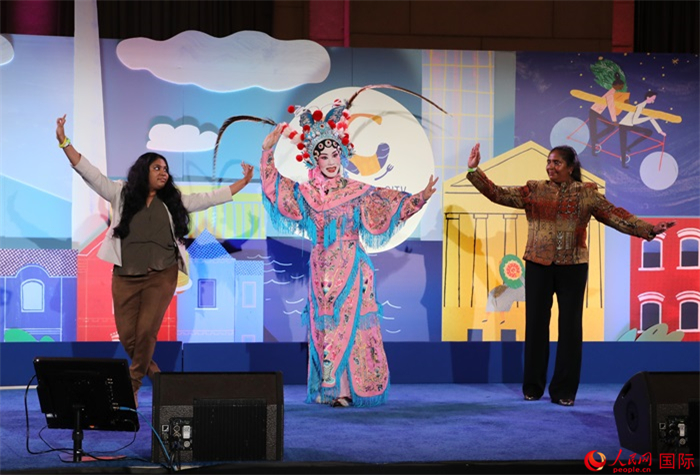 當(dāng)?shù)厝A人京劇社團(tuán)的青年演員現(xiàn)場(chǎng)表演京劇選段，并與現(xiàn)場(chǎng)觀眾近距離互動(dòng)。人民網(wǎng)記者 李志偉攝