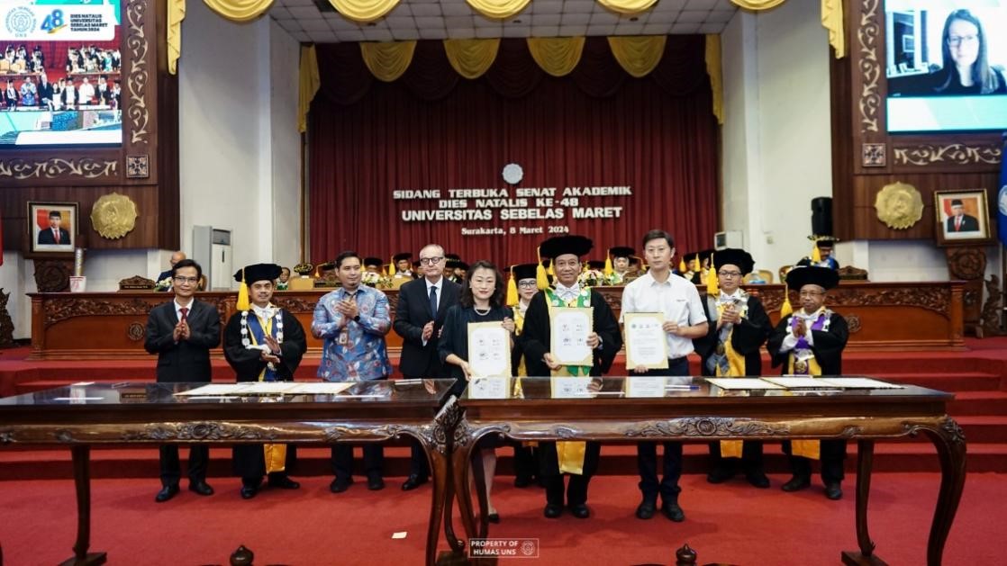 西華大學(xué)、三一一大學(xué)、印尼鋰源新材料有限公司、四川鋰源新能源有限公司四方共同簽署國際合作協(xié)議。印尼三一一大學(xué)孔子學(xué)院供圖