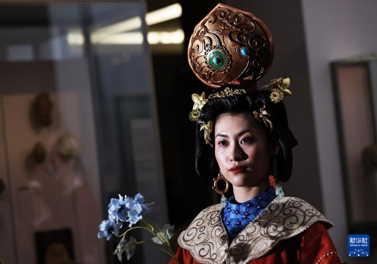 3月13日，在位于法國巴黎的吉美國立亞洲藝術(shù)博物館，模特展示敦煌復原服飾。新華社記者 高靜 攝