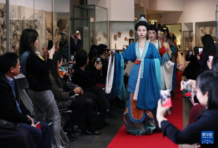 3月13日，在位于法國巴黎的吉美國立亞洲藝術(shù)博物館，模特展示敦煌復原服飾。新華社記者 高靜 攝