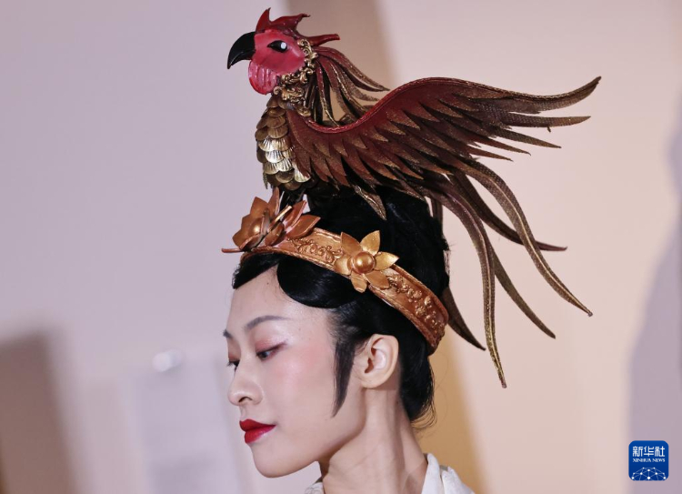 3月13日，在位于法國巴黎的吉美國立亞洲藝術(shù)博物館，模特展示敦煌復原服飾。新華社記者 高靜 攝