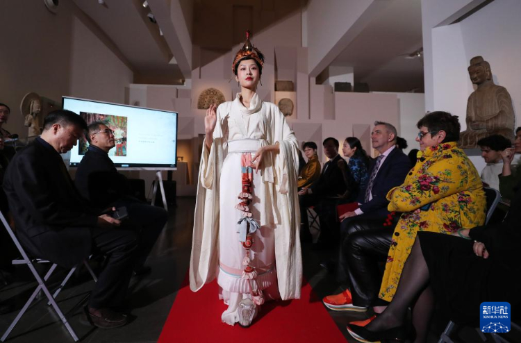 3月13日，在位于法國巴黎的吉美國立亞洲藝術(shù)博物館，模特展示敦煌復原服飾。新華社記者 高靜 攝