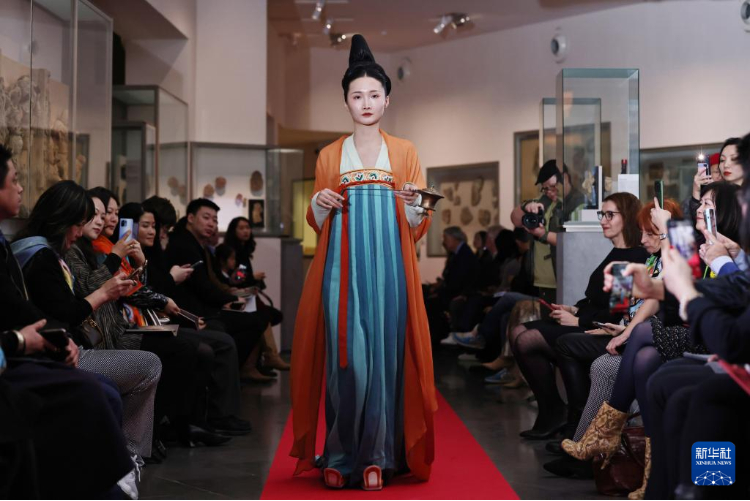3月13日，在位于法國巴黎的吉美國立亞洲藝術(shù)博物館，模特展示敦煌復原服飾。新華社記者 高靜 攝