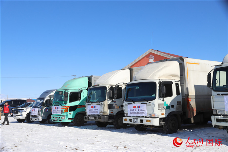 6.3月18日，滿載賑災(zāi)物資卡車(chē)在中央省額爾登縣整裝待發(fā)。人民網(wǎng)記者 霍文攝