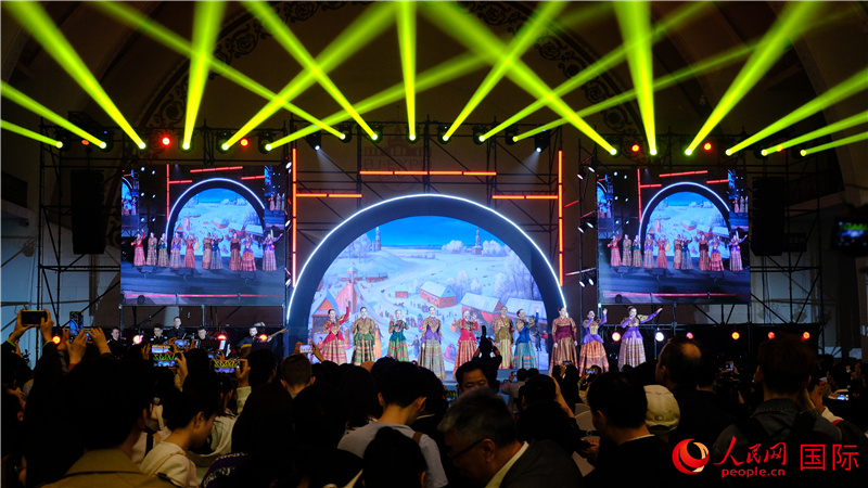 中俄觀眾欣賞俄羅斯傳統(tǒng)歌舞表演。人民網 褚夢琦攝