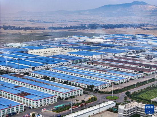 這是2023年11月3日在埃塞俄比亞杜凱姆市拍攝的東方工業(yè)園（無人機(jī)照片）。 新華社發(fā)（東方工業(yè)園供圖）