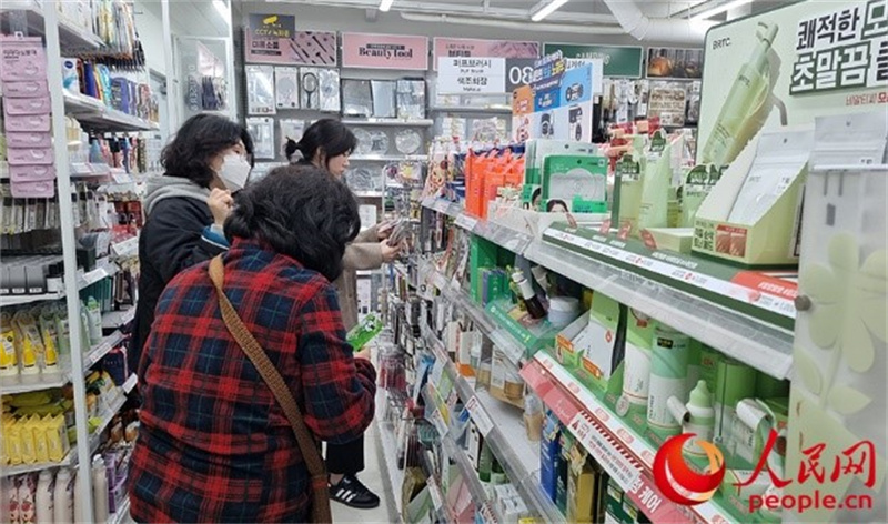 韓國民眾在認真挑選低價化妝品。人民網(wǎng) 李帆攝