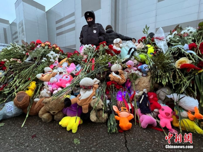 當?shù)貢r間3月24日，俄羅斯全國哀悼日，悼念22日發(fā)生在莫斯科州克拉斯諾戈爾斯克市“克羅庫斯城”音樂廳恐怖襲擊事件中的遇難者。此次恐襲已導致137人遇難，150多人受傷。圖為民眾在恐襲事件現(xiàn)場附近敬獻的鮮花和毛絨玩具。<a target='_blank' href='/'><p  align=