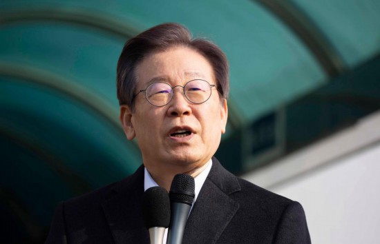 1月10日，韓國最大在野黨黨首李在明從首爾大學醫(yī)院出院時發(fā)表講話。新華社發(fā)（全休相攝）