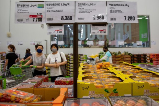 2022年7月9日，人們在韓國高陽市一家超市水果區(qū)購物。新華社記者王益亮攝