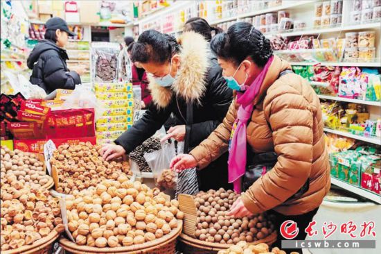 　　在長沙南門口菜市場附近的一家炒貨店內(nèi)，市民正在選購年貨。　　長沙晚報(bào)全媒體記者 范宏歡 攝
