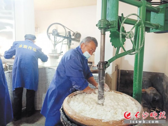 　　作坊里工人正在進(jìn)行粉絲生產(chǎn)。受訪者供圖