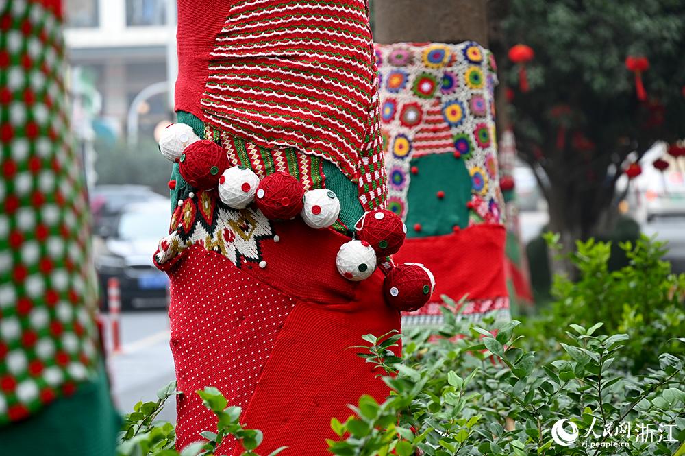 杭州市拱墅區(qū)獅虎橋路上的行道樹“穿”上了新裝。人民網(wǎng) 葉賓得攝
