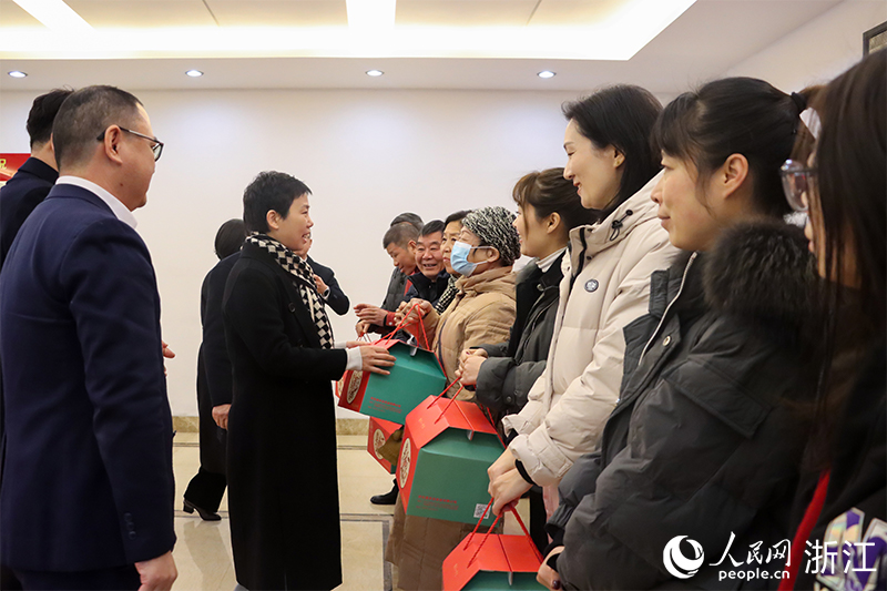杭州市上城區(qū)“我為年夜飯?zhí)淼啦恕睈坌亩Y盒正式啟送。人民網(wǎng) 秦文攝