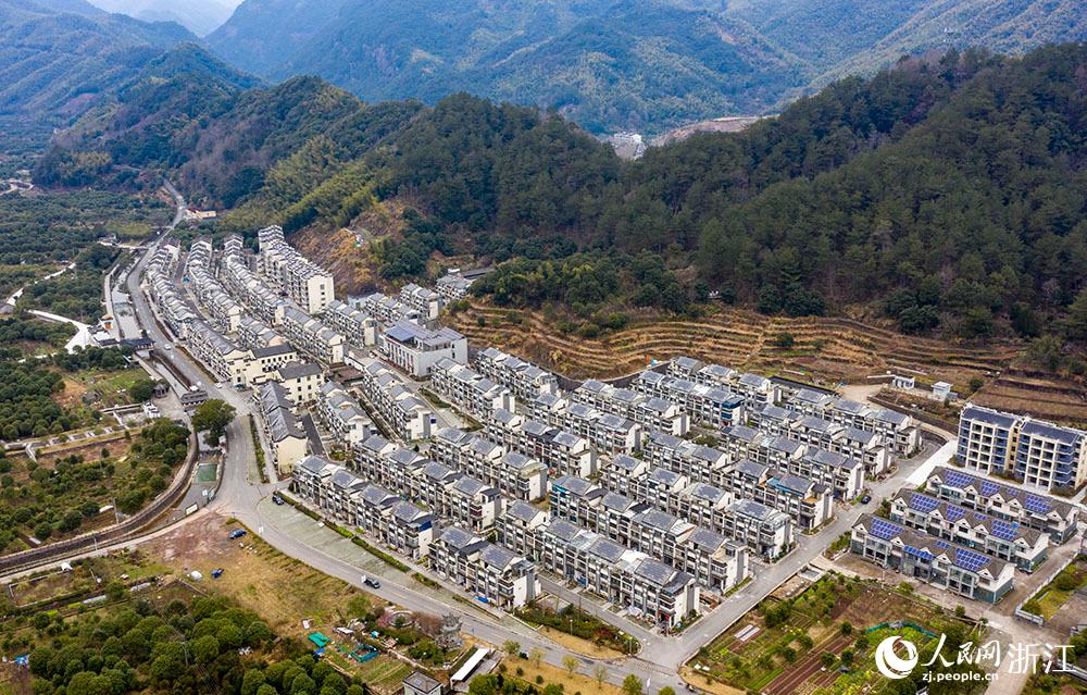 近日，航拍寧波市海曙區(qū)龍觀鄉(xiāng)李岙村屋頂光伏項目。人民網(wǎng) 章勇濤攝