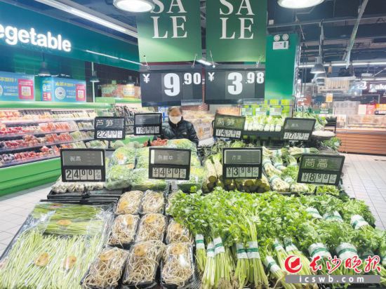 　　家樂福芙蓉廣場(chǎng)店，市民在選購(gòu)春菜。