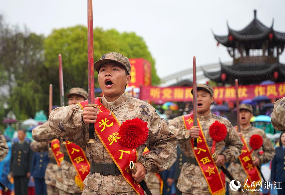 3月22日，新兵們高喊誓言、莊嚴亮劍。人民網(wǎng) 章勇濤攝