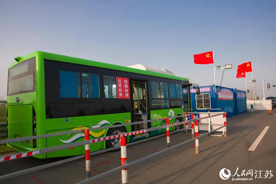 淮安市客總汽車運(yùn)輸有限公司調(diào)集兩部車況最佳“核酸采樣流動(dòng)車”，組建黨員“先鋒崗”。紀(jì)星名攝