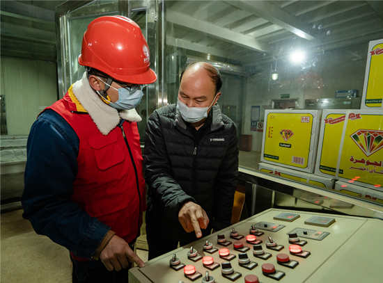 電力工作人員對(duì)用電企業(yè)進(jìn)行指導(dǎo)。受訪單位供圖