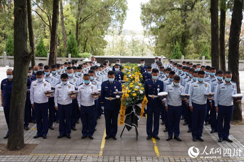 涼山州森林消防支隊(duì)駐西昌全體消防救援人員一同前往西昌市烈士陵園舉行紀(jì)念活動(dòng)。樊文淵攝