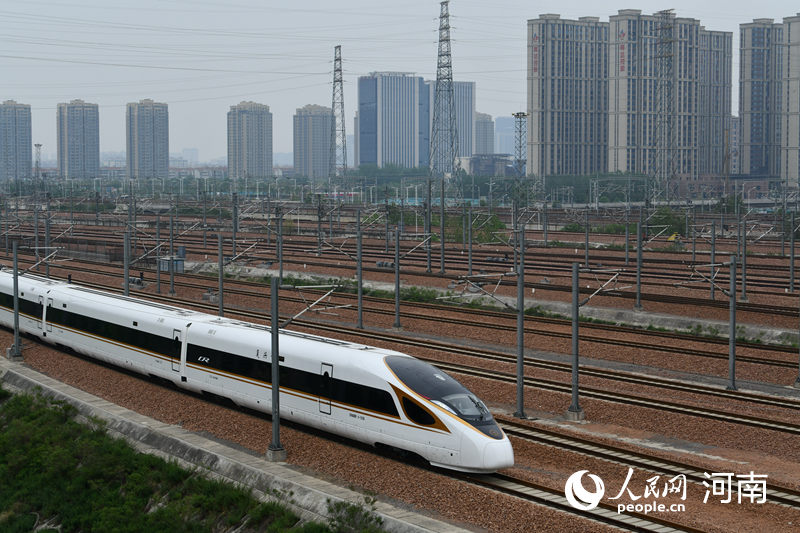 列車駛出站臺。人民網(wǎng) 霍亞平攝