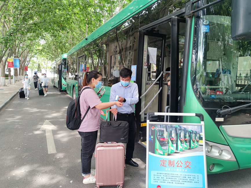 公交車從校園宿舍樓下出發(fā)，直達鄭州火車站和鄭州東站。崔晨攝