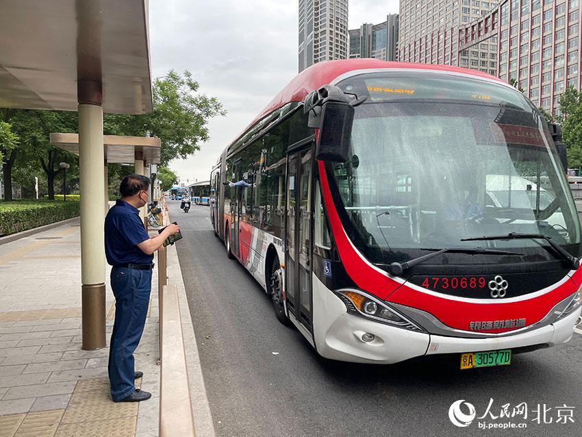 北京1路公交車駛進(jìn)八王墳西站，此前各路公交經(jīng)過該站時(shí)均甩站通過，今起該站回復(fù)正常上下客。人民網(wǎng) 尹星云攝