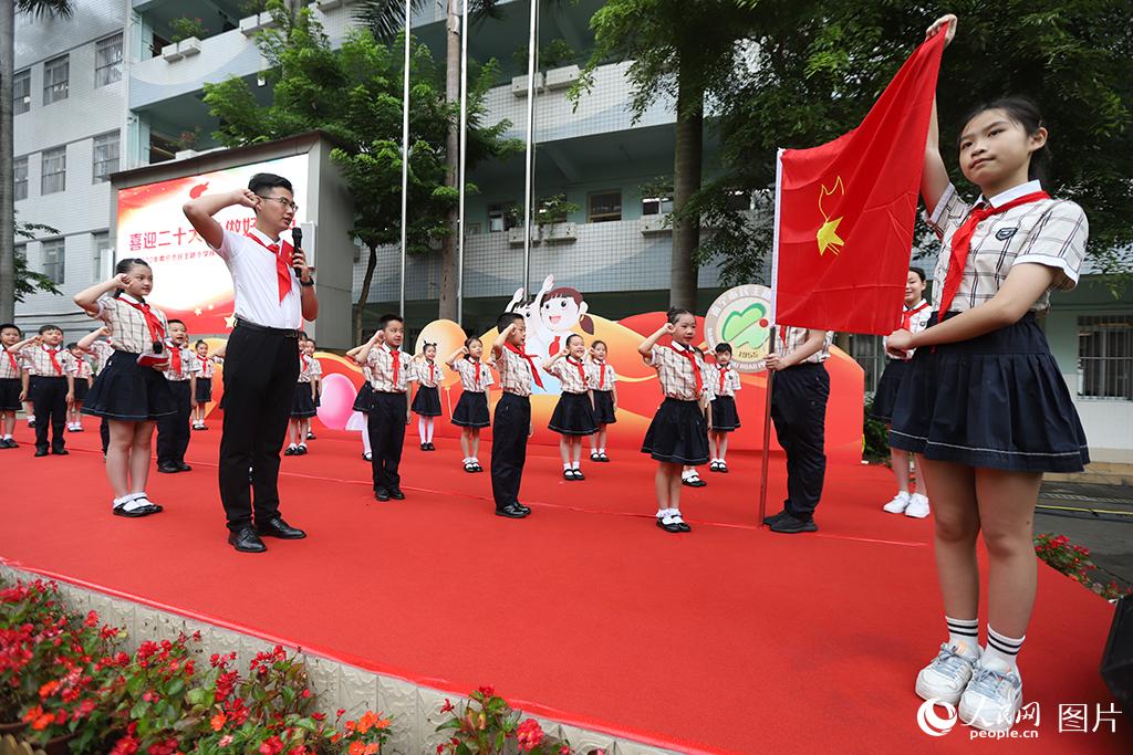 5月31日，在廣西壯族自治區(qū)南寧市民主路小學(xué)，學(xué)校大隊(duì)輔導(dǎo)員帶領(lǐng)少先隊(duì)員呼號(hào)。人民網(wǎng)記者 嚴(yán)立政攝