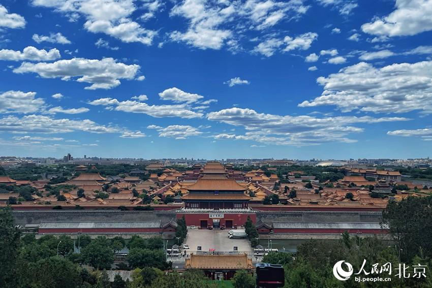 北京再現(xiàn)“高顏值”藍天白云。 人民網(wǎng) 池夢蕊攝