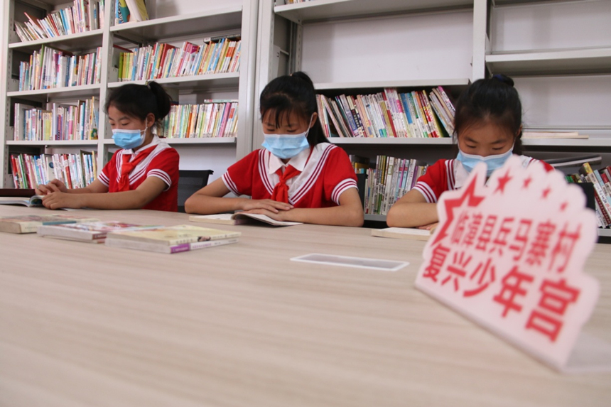 河北省臨漳縣柏鶴集鄉(xiāng)兵馬寨村復(fù)興少年宮，孩子們在閱覽室讀書。 申志好攝