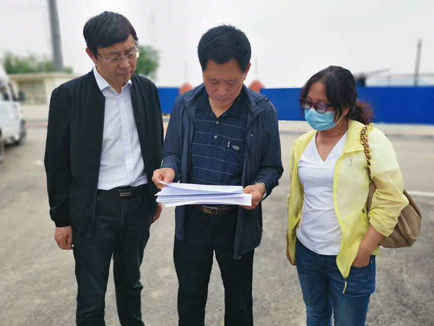 國情調(diào)查核查組專家對司家營鐵礦生產(chǎn)臺賬等進行檢查。袁海波攝