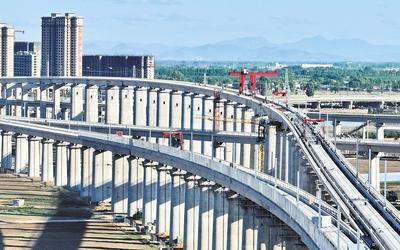 6月7日，工人在唐山市高新技術(shù)開發(fā)區(qū)境內(nèi)的京唐城際鐵路建設(shè)工地施工（無人機(jī)照片）。 新華社記者 楊世堯攝