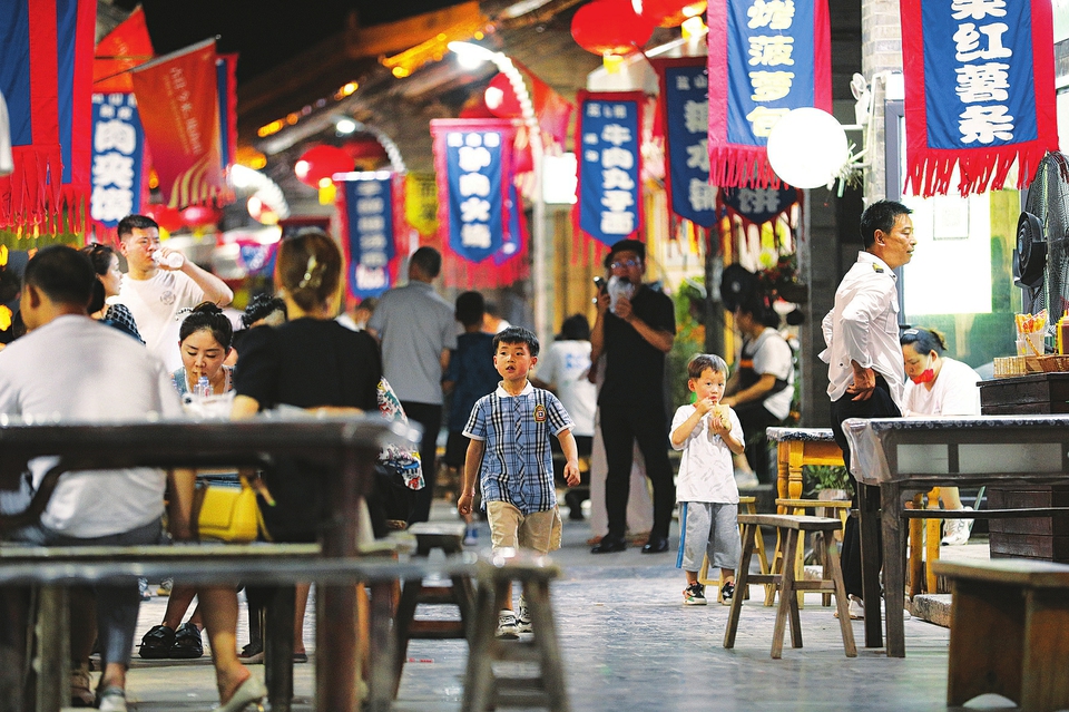  6月17日晚，游客在運(yùn)城市鹽湖區(qū)嵐山根運(yùn)城印象景區(qū)內(nèi)游玩。連日來，運(yùn)城市通過發(fā)放消費(fèi)券，培育夜購、夜味、夜宿、夜玩、夜賞的消費(fèi)形態(tài)，迅速推動(dòng)消費(fèi)企穩(wěn)回暖，為經(jīng)濟(jì)發(fā)展注入強(qiáng)勁動(dòng)力。 金玉敏攝