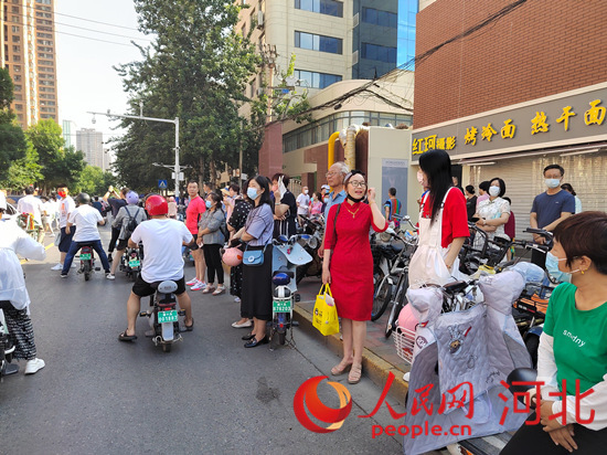 石家莊外國語學?？键c外送考的家長。人民網(wǎng) 祝龍超攝