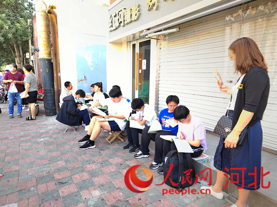 臨進考場，考生抓緊時間再復(fù)習一下。人民網(wǎng) 祝龍超攝