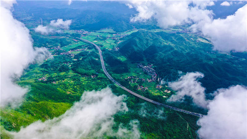 湖南省常寧市廟前鎮(zhèn)泉井村，云霧繚繞，青山蒼翠，公路蜿蜒，秀美如畫。周秀魚春攝