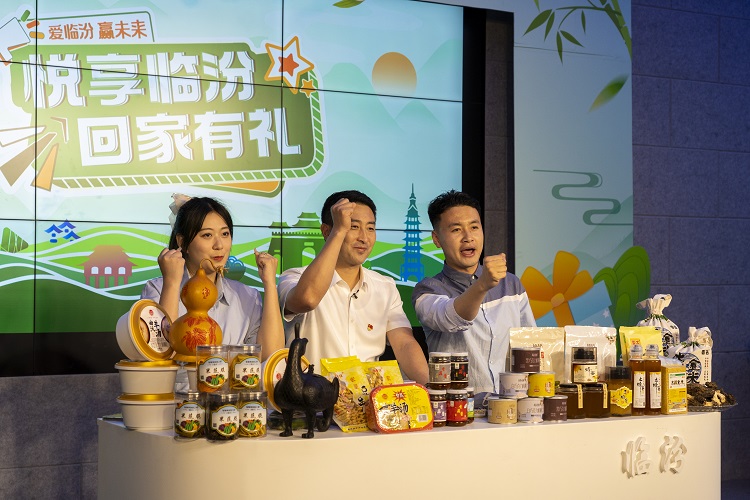 6月3日下午，在臨汾原產(chǎn)地商品體驗(yàn)店，曲沃縣副縣長(zhǎng)樊奇選對(duì)當(dāng)?shù)氐霓r(nóng)特產(chǎn)品、旅游景點(diǎn)進(jìn)行了推介代言。鄭遠(yuǎn)飛攝