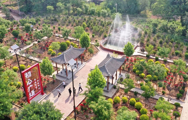 初夏時(shí)節(jié)，襄汾縣鄧莊鎮(zhèn)澗溝村初心廣場(chǎng)內(nèi)一派迷人的鄉(xiāng)村振興新圖景。李現(xiàn)俊攝