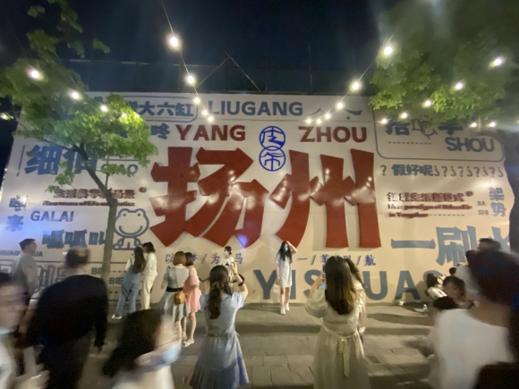 古運(yùn)河畔的皮市街充滿市井氣息。 人民網(wǎng) 張玉峰攝