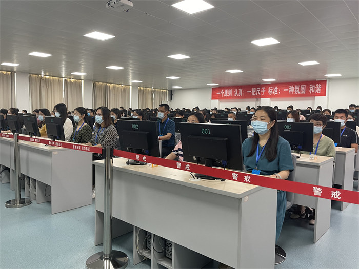 閱卷現(xiàn)場。公雪 攝