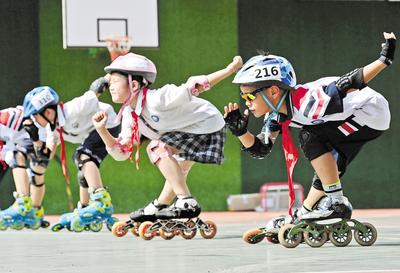 6月23日，邯鄲市邯山區(qū)實(shí)驗(yàn)小學(xué)的學(xué)生在練習(xí)輪滑。 當(dāng)日是國(guó)際奧林匹克日，該小學(xué)開展了“我運(yùn)動(dòng)、我健康、我快樂(lè)”為主題的體育活動(dòng)，通過(guò)足球、籃球、武術(shù)、輪滑、擊劍等運(yùn)動(dòng)，讓學(xué)生們享受運(yùn)動(dòng)健身的快樂(lè)，感受運(yùn)動(dòng)的魅力。 河北日?qǐng)?bào)通訊員 郝群英攝