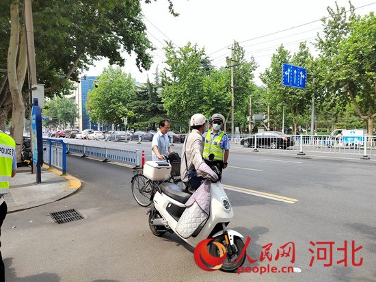 石家莊交警在查處非機動車違章。人民網(wǎng)祝龍超攝