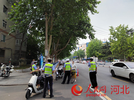 石家莊交警在查處非機動車違章。人民網(wǎng)祝龍超攝