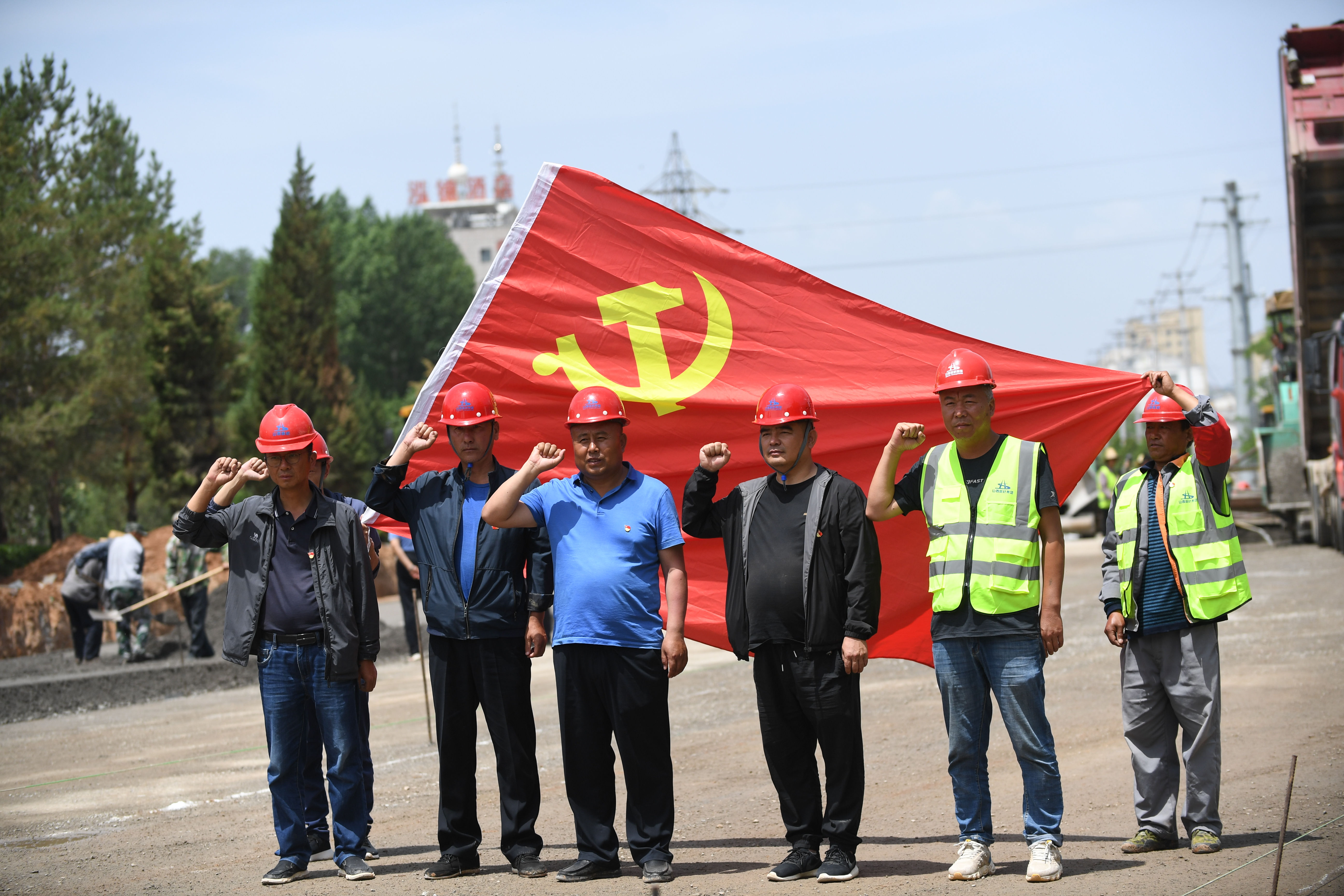 路橋工人在黨旗下宣誓。圖片由路橋公司提供