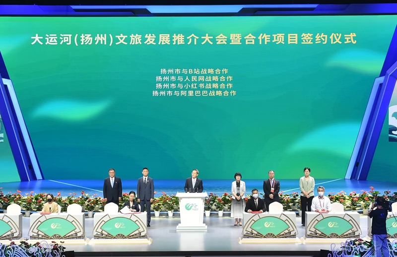揚(yáng)州市副市長(zhǎng)劉流與人民網(wǎng)股份有限公司江蘇分公司總經(jīng)理汪崢嶸作為代表分別簽署了戰(zhàn)略合作協(xié)議。文斌攝