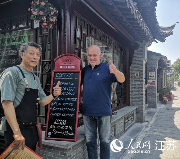 愛逛古巷的巴西人和揚州朋友在仁豐里開了一家西餐廳。 人民網(wǎng) 張玉峰攝