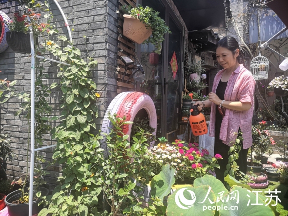 原在上海工作的袁荔退休后重回?fù)P州古城生活。 人民網(wǎng) 張玉峰攝