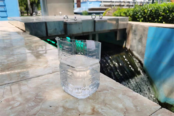 在邯鄲市雞澤縣藍天污水處理廠，污水經過處理后清澈透明。鄭佳欣攝
